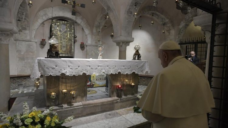 Papež František před hrobem sv. Mikuláše v Bari (23. února 2020)
