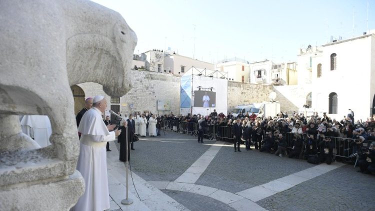 Le Pape lors de sa visite pastorale à Bari, le 23 février 2020. 