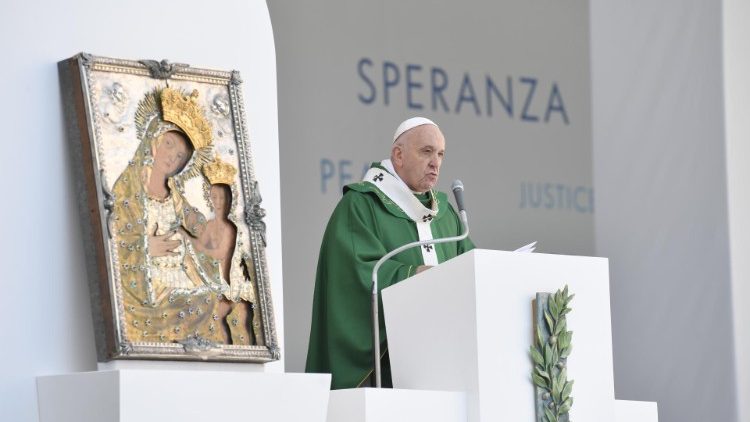 Papa Franjo na misi u Bariju