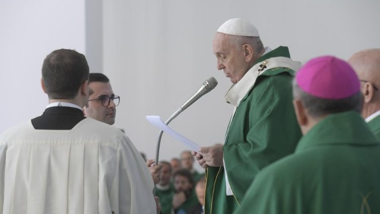 O Papa Farancisco conduziu a oração do Angelus este domingo ao término da Missa em Bari
