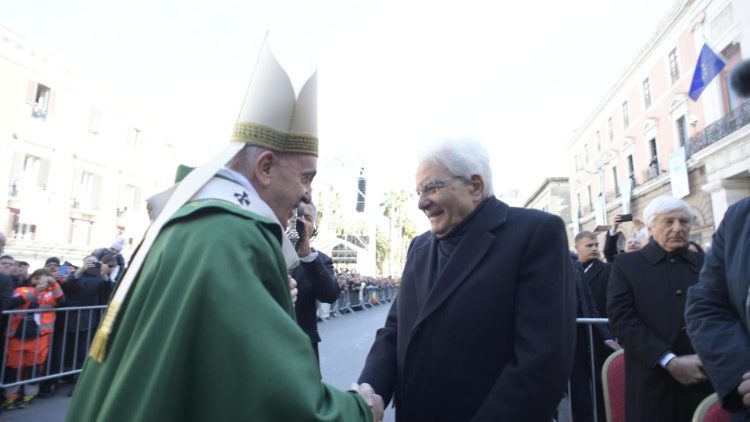 Le Pape saluant le président de la République italienne Sergio Mattarella à Bari, le 23 février 2020.