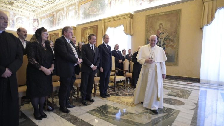 Papa Franjo i članovi karitativne udruge Pro Petri Sede