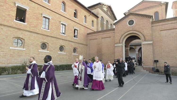 Na pepelnično sredo je papež vodil procesijo od cerkve sv. Anzelma do cerkve sv. Sabine, kjer je daroval mašo