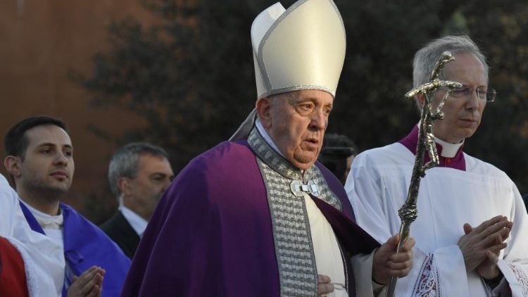 Papež Fratišek při postním procesí do baziliky sv. Sabiny, 26. února 2021