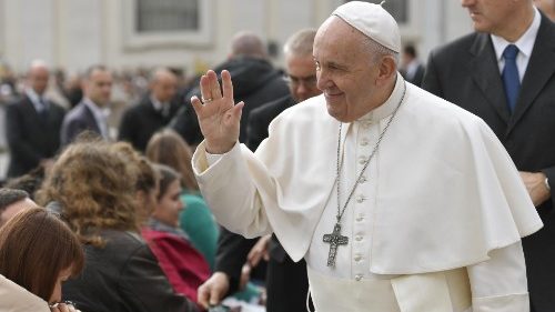 Il Papa: raccontare la vita vera, no all’informazione fotocopia