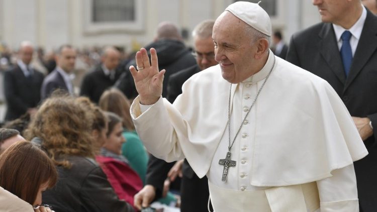 Påven hälsar på de troende på Petersplatsen