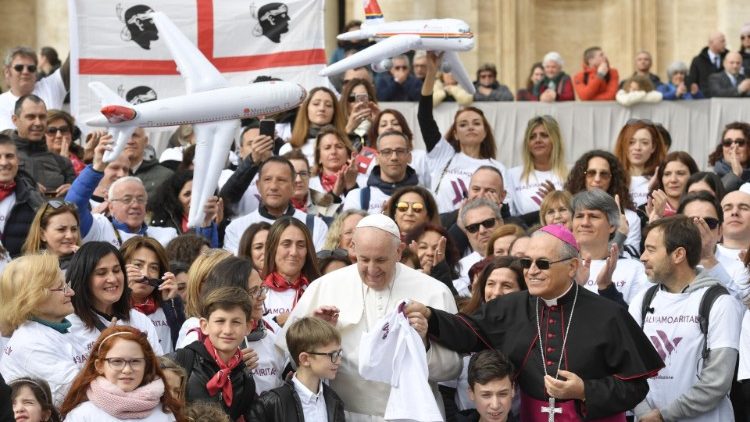 Vor Corona: Papst Franziskus nimmt bei der Generalaudienz ein Bad in der Menge