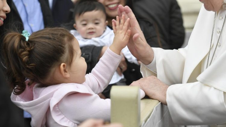 Papa ndërmjet fëmijëve