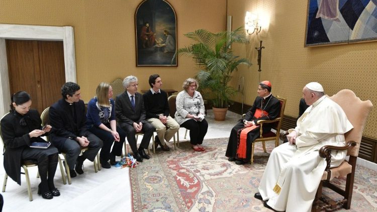 Ferenc pápa a Globális Katolikus Klímamozgalom tagjaival a Szent Márta-házban