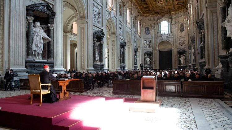 Le cardinal de Donatis, vicaire général de Rome, lit le discours au clergé de Rome.  27 février 2020