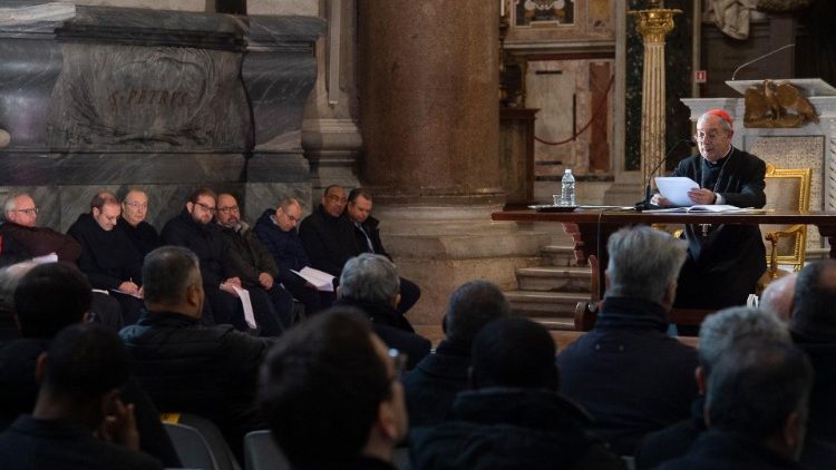 El cardenal vicario Angelo De Donatis lee el discurso del Papa en el encuentro con el clero en la Basílica de San Juan de Letrán