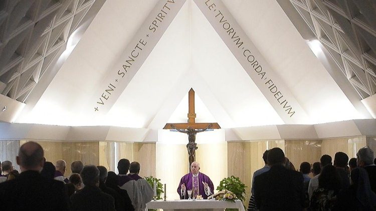  Papež Frančišek med darovanjem maše v kapeli Doma sv. Marte
