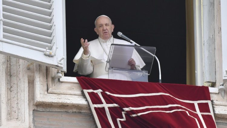 Ein erkälteter Papst Franziskus beim Angelus