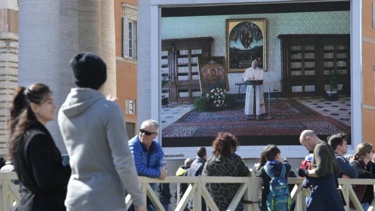 信徒屏幕参与教宗的三钟经祈祷活动