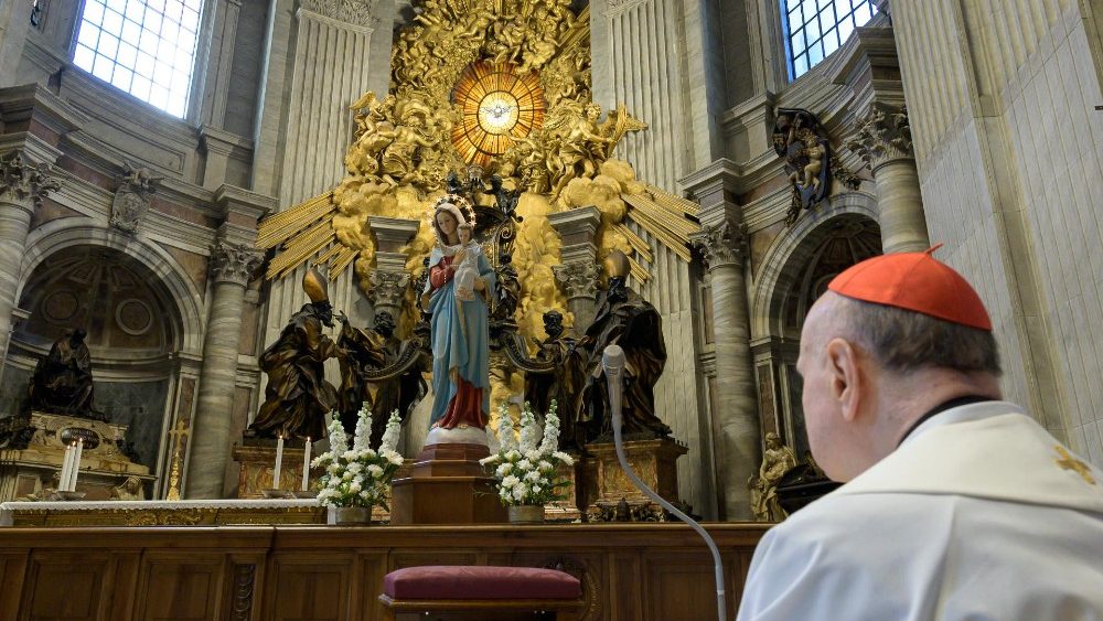 Kardinál Angelo Comastri pri mariánskej pobožnosti vo Vatikánskej bazilike