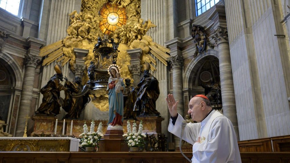 Kardinál Angelo Comastri udeľuje požehnanie na záver poludňajšej mariánskej pobožnosti vo Vatikánskej bazilike