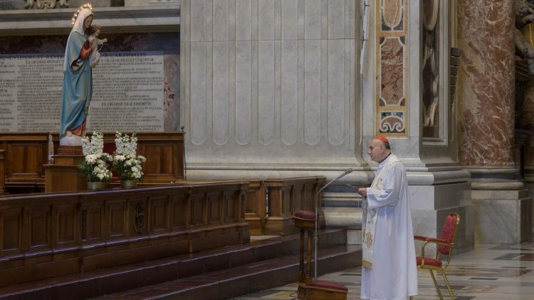 Kard. Angelo Comastri med molitvijo rožnega venca v baziliki sv. Petra