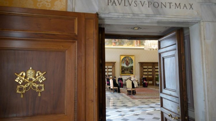 Popiežius Apaštališkų rūmų bibliotekoje