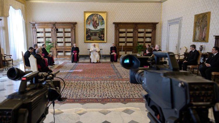 Ungewohnt: Papst Franziskus bei der Generalaudienz aus dem Apostolischen Palast am 11. März