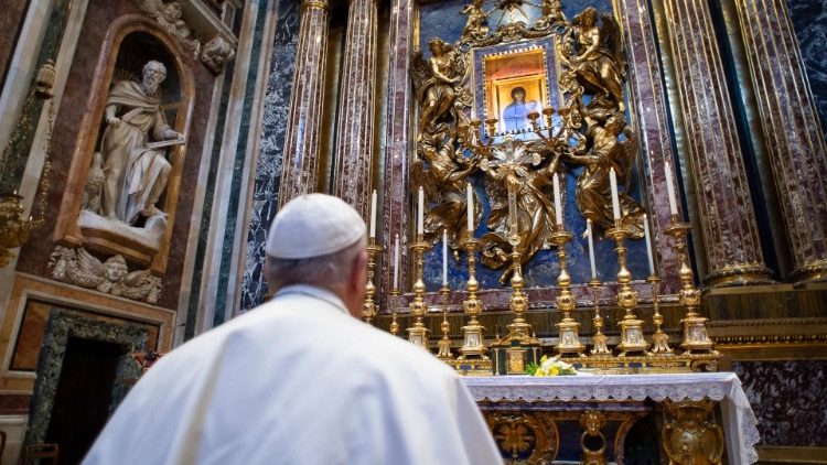 Pope Francis prays before the icon of Maria Salus Populi Romani