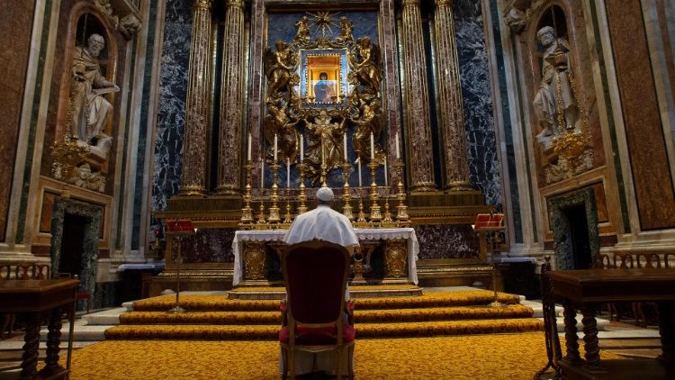 Папа молится об окончании пандемии