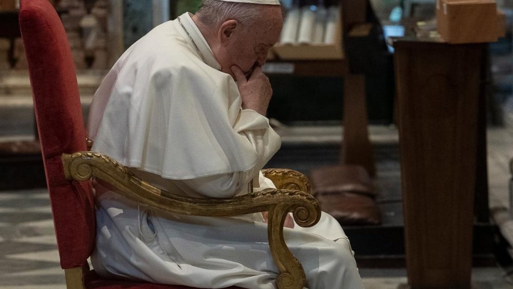 Ilustračná snímka: Pápež František v modlitbe pri návšteve Kostola sv. Marcela v Ríme (2020)