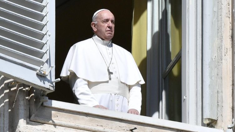 Папа Франциск гледа към празния площад "Свети Петър"