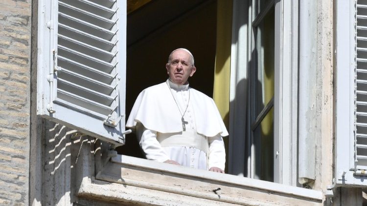 Er kann's kaum glauben: Franziskus blickt am letzten Sonntag auf einen menschenleeren Petersplatz