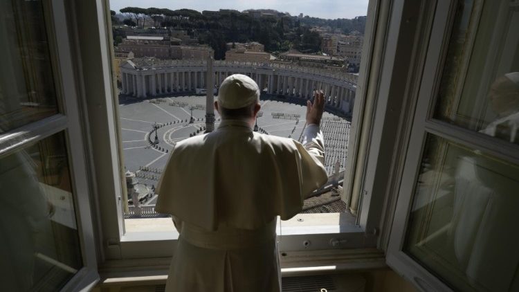 Im März letzten Jahres: Der Papst segnet den - wegen Corona menschenleeren - Petersplatz