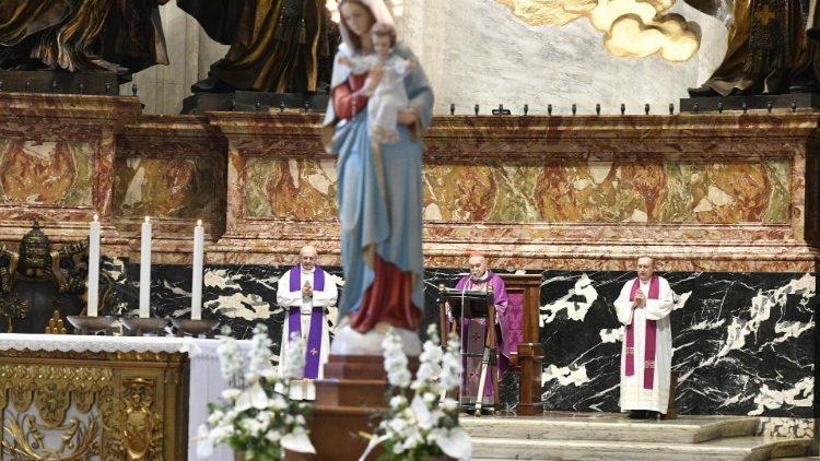 Messe célébrée par le cardinal Angelo Comastri, le 15 mars 2020, en la Basilique Saint-Pierre.  