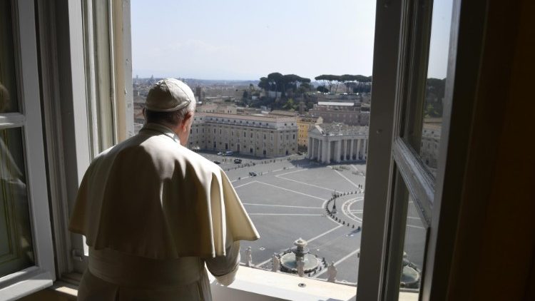 Franziskus am Sonntag über dem leeren Petersplatz - hier wird er am Freitag einen Gebetsgottesdienst halten