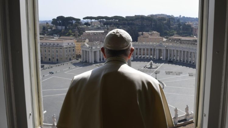 Nach dem Angelus am Sonntag: Der Papst blickt auf den leeren Petersplatz