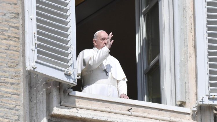 Papa Francesco saluta dalla finestra all'Angelus del 22 marzo