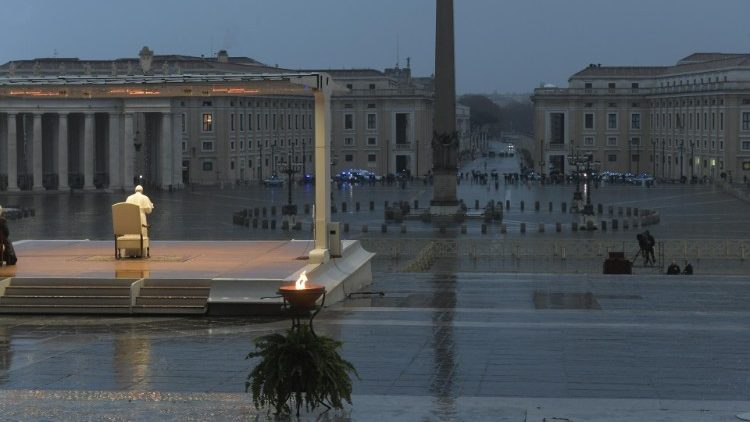 Popiežiaus malda už žmonijos išgelbėjimą nuo pandemijos tusčioje Šv. Petro aikštėje 2020 kovo 27 d.