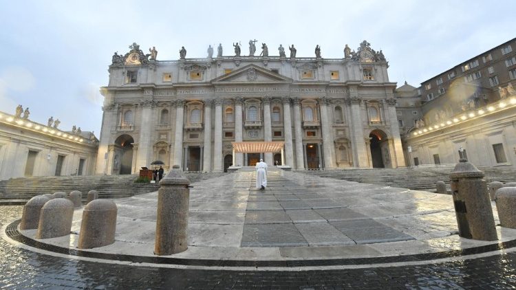 Påven Franciskus går ensam mot Peterskyrkan 
