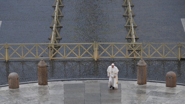 Папа Франциск се изкачва сам по стълбите на площад "Свети Петър"