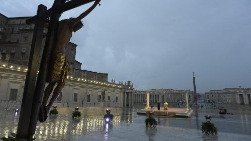하늘의 눈물에 젖은 십자고상, 빈 광장에 홀로 있던 교황