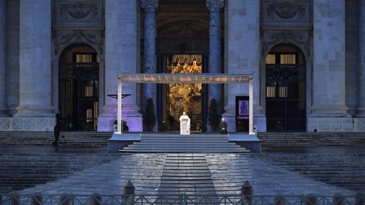 El Papa Francisco imparte una bendición extraordinaria desde la Plaza de San Pedro ante el brote por coronavirus (COVID-19).