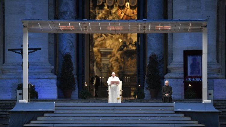 Papa Francesco in Piazza San Pietro la sera della Statio Orbis del 27 marzo 2020