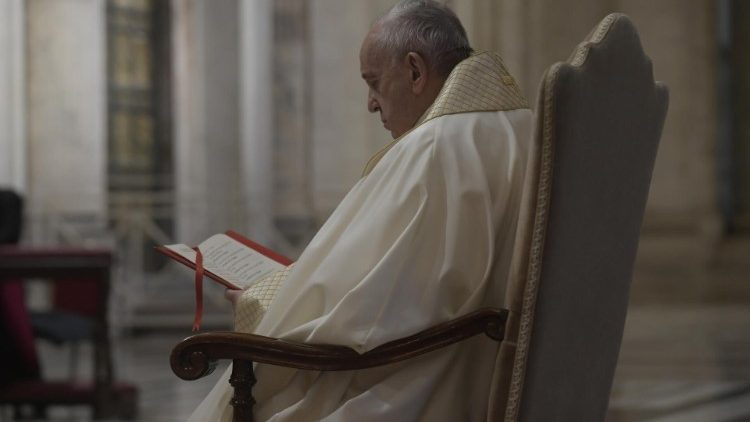 Папа Франциск на молитві (фото з архіву)