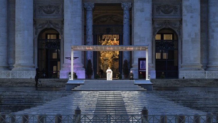 Papst Franziskus betet auf dem menschenleeren Petersplatz und spendet den Segen Urbi et Orbi, 27.03.2020