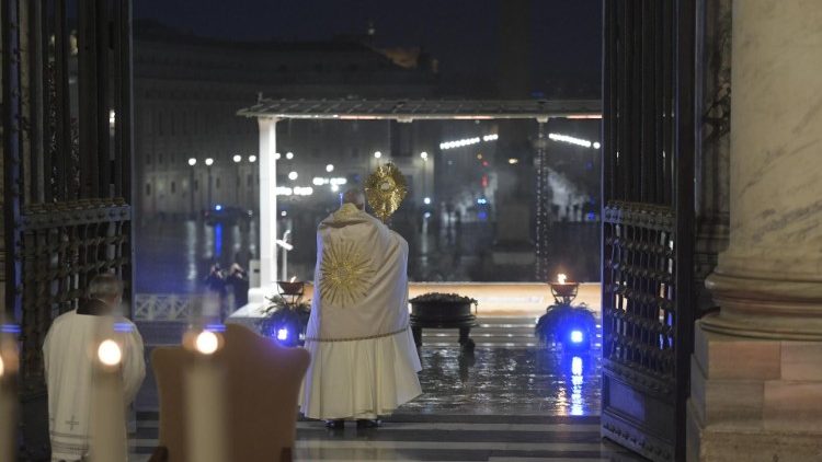 Papst Franziskus segnet die Welt mit dem Allerheiligsten
