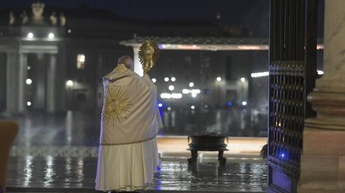 Il Papa prega per la fine della pandemia: Dio, non lasciarci in balia della tempesta