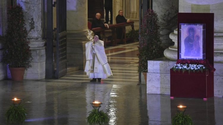 Papa concede a bênção Urbi et Orbi