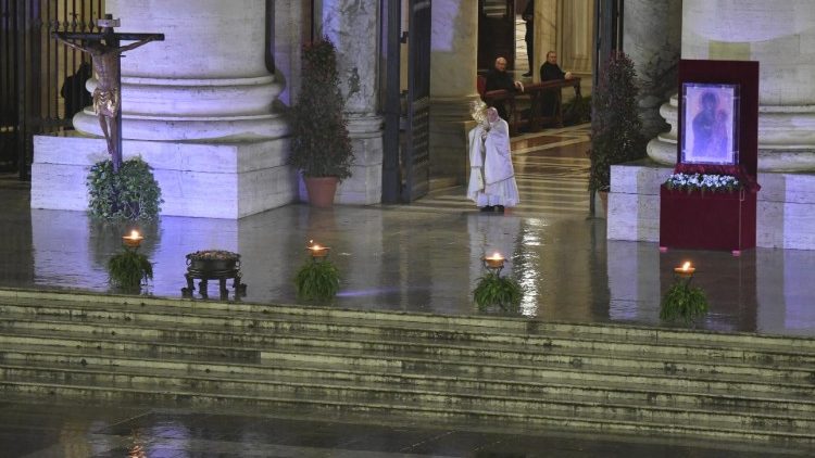 Papež blagoslavlja mesto Rim in svet ob koncu posebne molitve na Trgu sv. Petra, 27. marec 2020