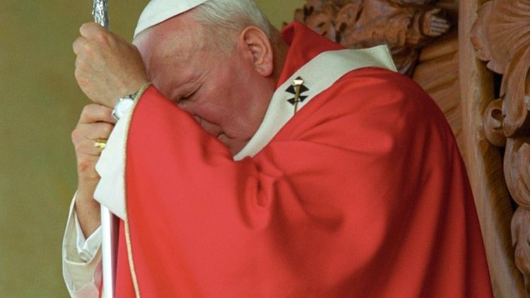 San Giovanni Paolo II con Crocifisso