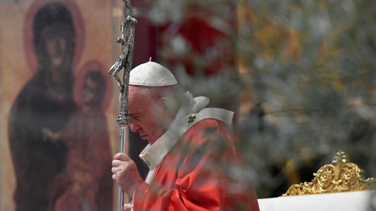 Papež Frančišek med poslušanjem Gospodovega trpljenja v baziliki sv. Petra v Vatikanu.