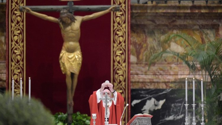 Il Papa alla consacrazione. Alle sue spalle, il crocifisso di San Marcello al Corso