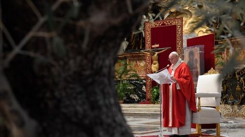 Angelus, Francesco: vivete la Settimana Santa pregando in famiglia