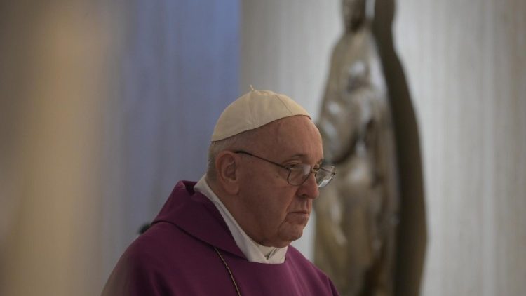 Papież modli się za uwięzionych oraz pamięta o biednych